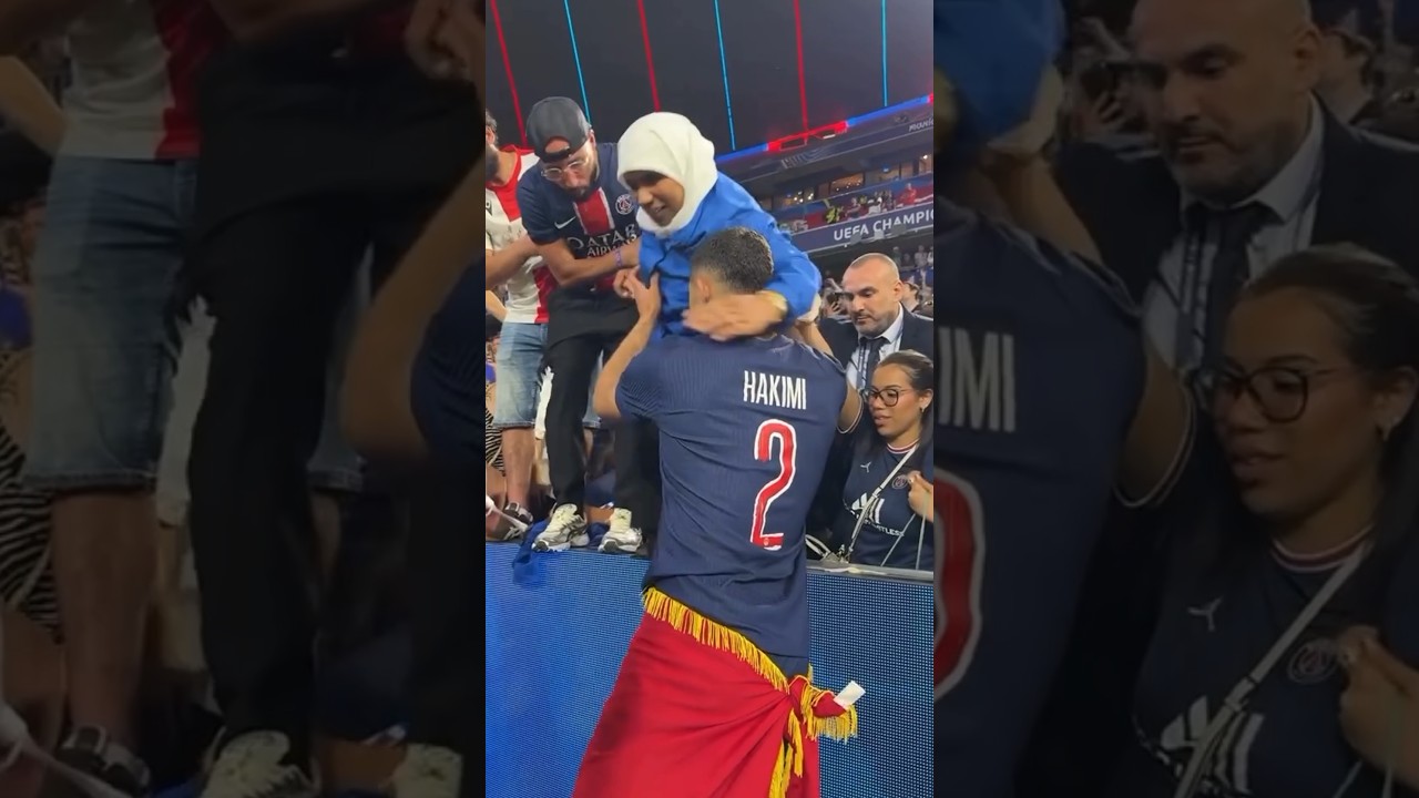 ❤️🥹 Achraf Hakimi avec sa mère après avoir gagné la Champions League avec Paris #football #shorts