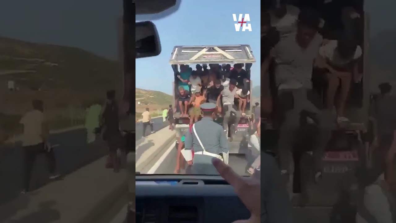 Proche de Ceuta, des migrants descendent d'un camion au Maroc, pour rejoindre la frontière.