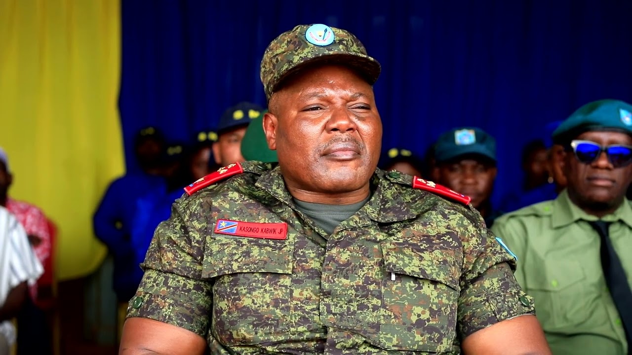 Remise de la farine aux étudiants par le Service National