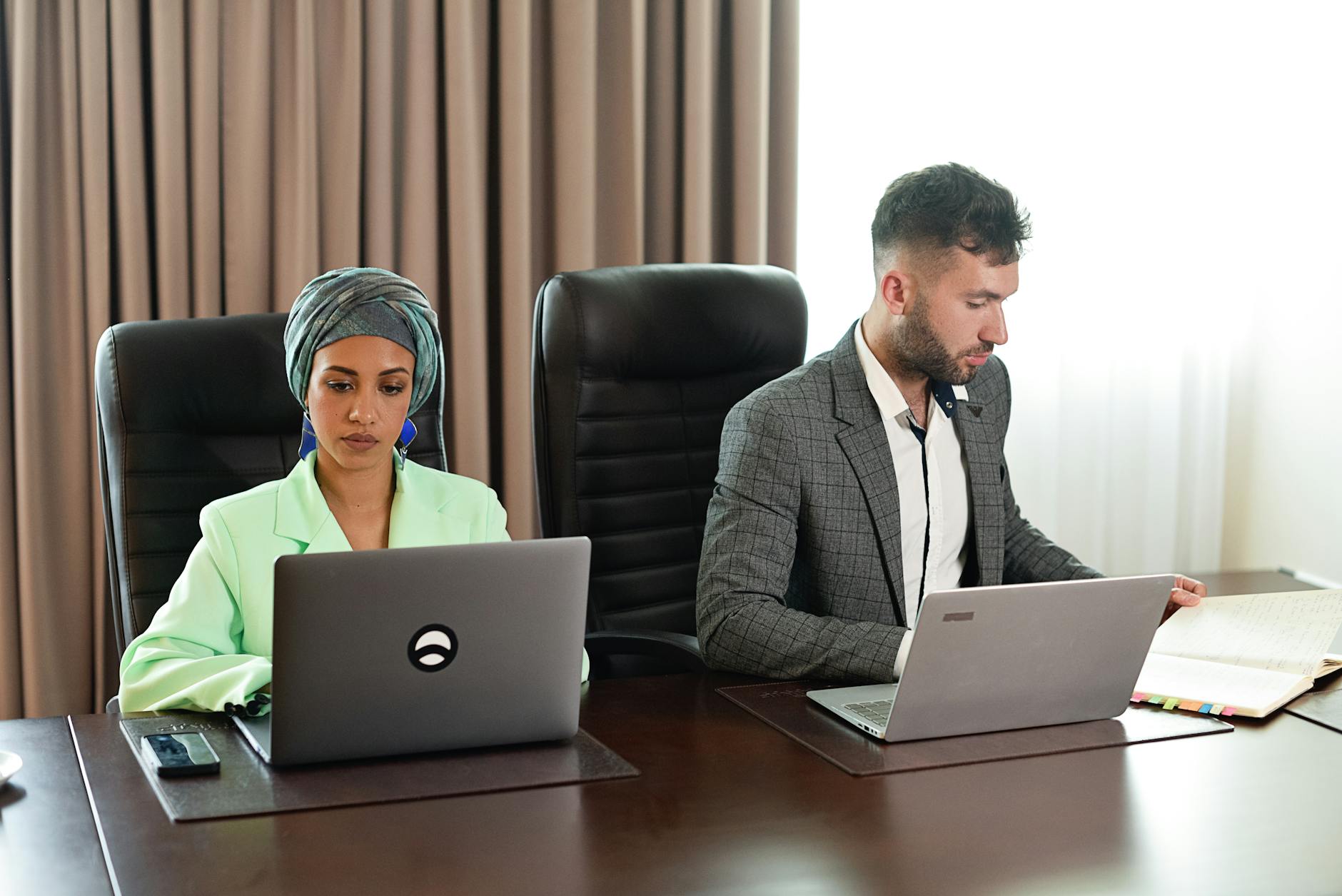 Équipe diverse au travail dans des bureaux marocains