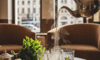 découvrez l’histoire fascinante du thé à la menthe marocain : une tradition millénaire, un rituel convivial du quotidien et un véritable allié naturel pour faciliter la digestion.