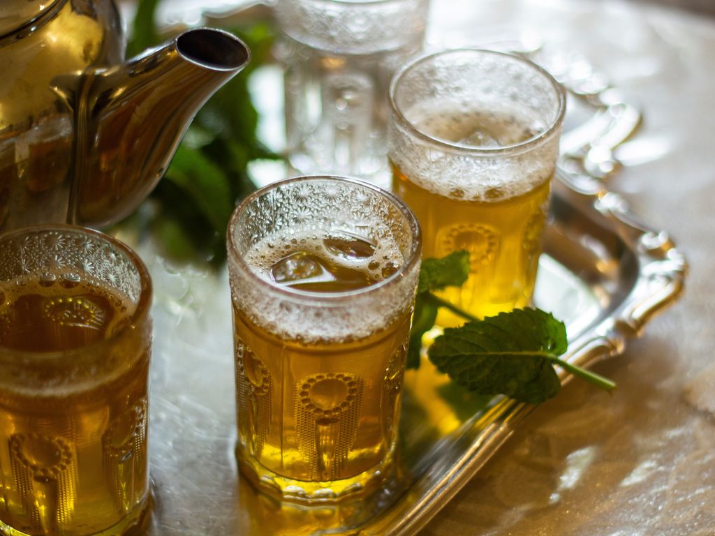 découvrez tous les secrets du thé à la menthe marocain : préparation traditionnelle, bienfaits et astuces pour réussir cette boisson emblématique riche en saveurs et en convivialité.