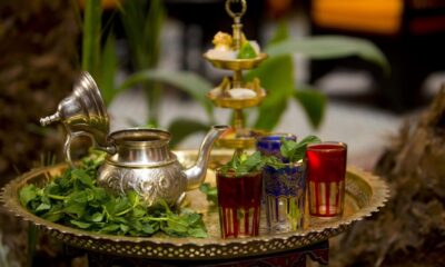 découvrez les secrets du thé à la menthe marocain, une boisson traditionnelle au goût rafraîchissant et aux bienfaits uniques. apprenez son histoire, sa préparation authentique et les astuces pour réussir cette infusion emblématique du maroc.