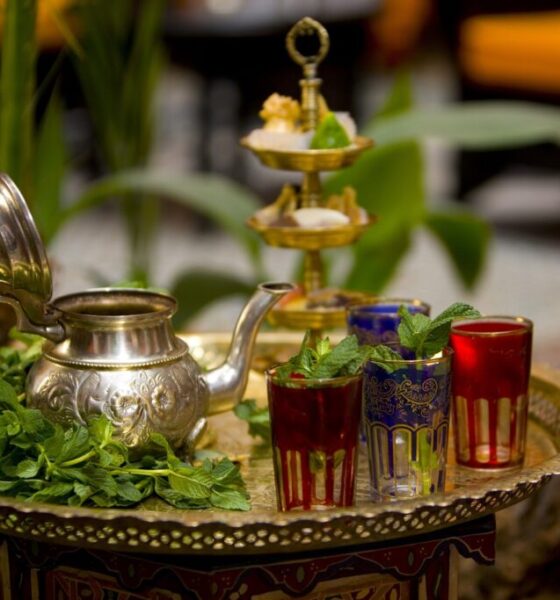 découvrez les secrets du thé à la menthe marocain, une boisson traditionnelle au goût rafraîchissant et aux bienfaits uniques. apprenez son histoire, sa préparation authentique et les astuces pour réussir cette infusion emblématique du maroc.