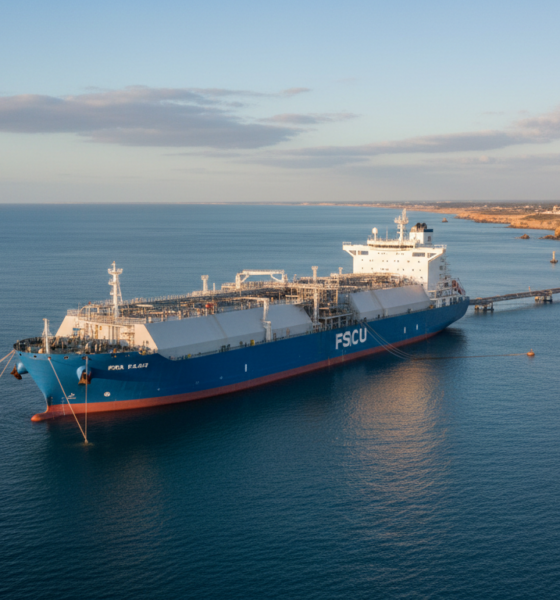 le maroc planifie l'installation de sa première unité flottante de regazéification (fsru) d'ici 2027 pour pallier la pénurie de capacités énergétiques et renforcer son approvisionnement en gaz.