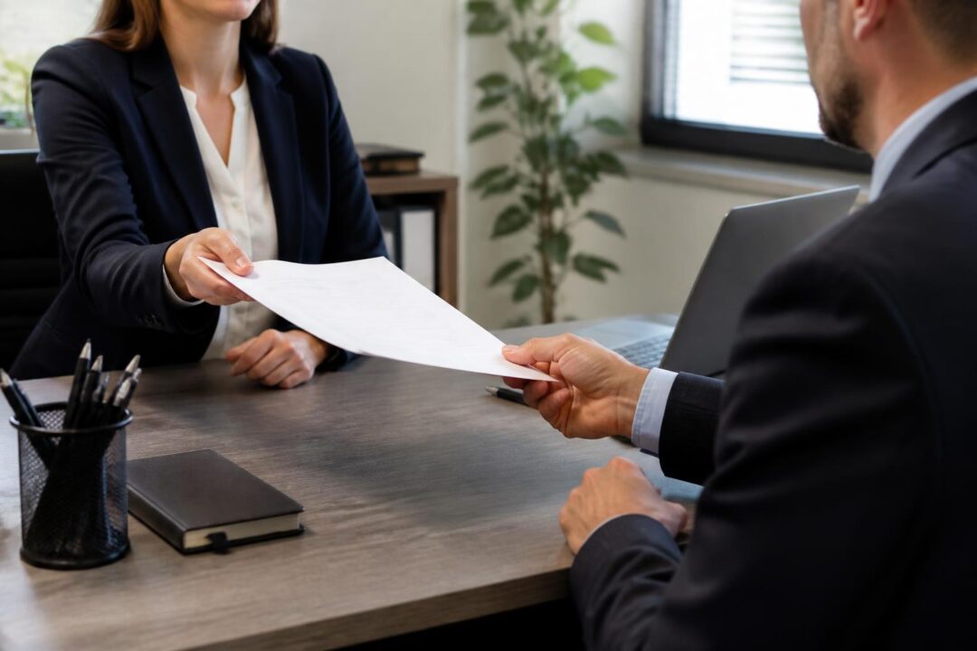 découvrez les obligations de l'employeur concernant la délivrance du certificat de travail selon l'article 72, pour garantir les droits des salariés lors de la rupture du contrat de travail.
