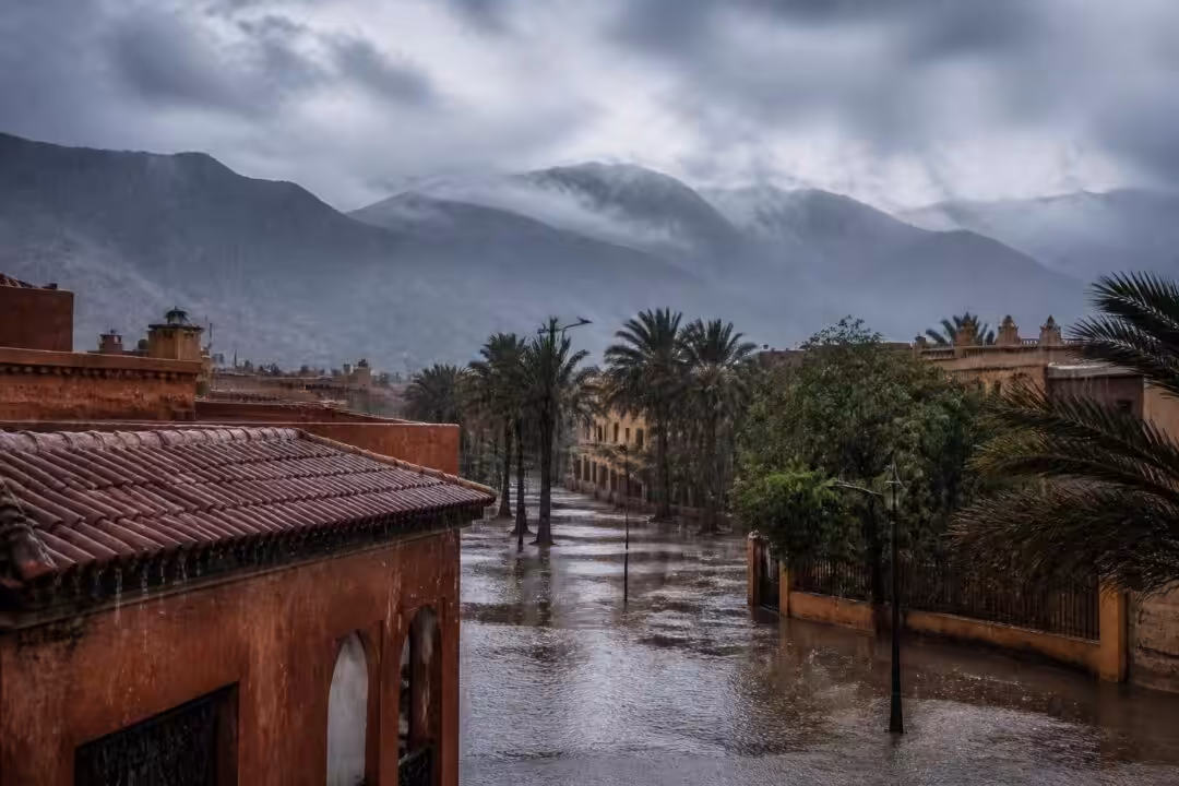 découvrez les fortes précipitations qui frappent le maroc, avec des cumuls atteignant jusqu'à 120 mm en une seule journée, impactant diverses régions du pays.