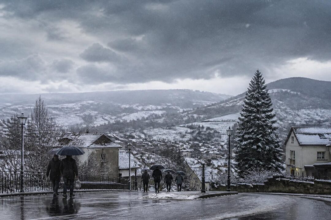 mardi s'annonce froid avec des chutes de neige et des averses prévues dans de nombreuses régions. préparez-vous à un temps hivernal et restez informé des conditions météo.