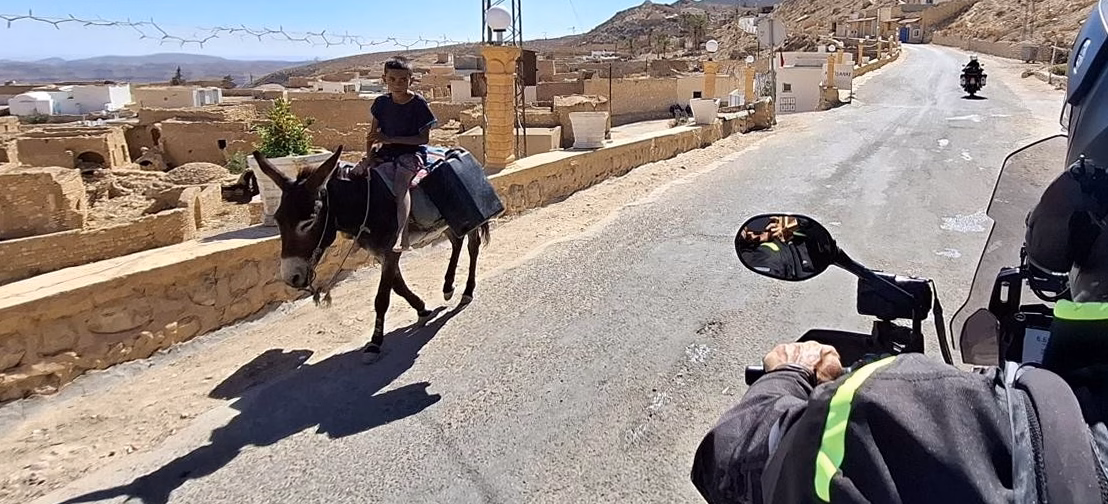Audrey Fleurot, motarde intrépide à Marrakech : découvrez son Maroc authentique à bord d’un side-car !