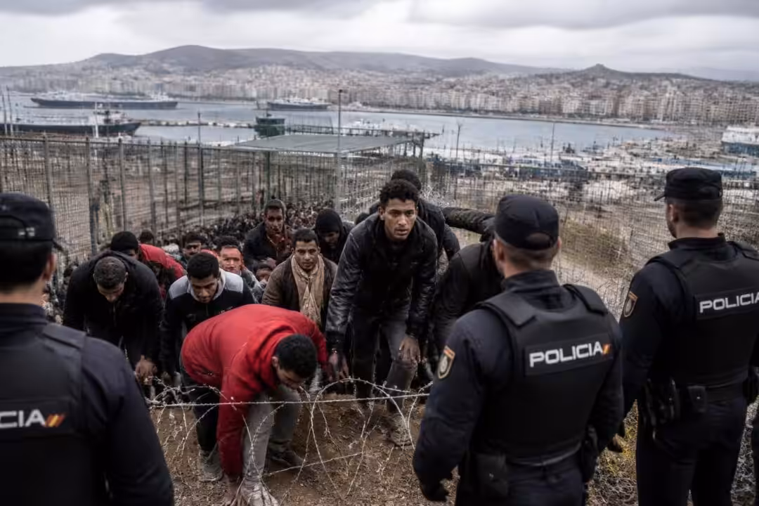 découvrez comment ceuta, point stratégique entre le maroc et l’espagne, devient un carrefour migratoire clé au centre des tensions politiques et sociales entre les deux pays.