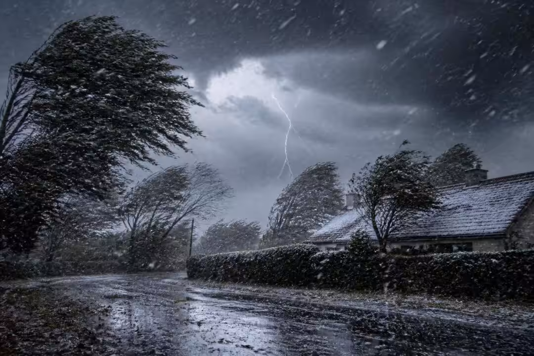 prévisions météo en alerte : fortes pluies, chutes de neige et vents violents attendus jusqu’à dimanche. prenez vos précautions pour rester en sécurité.
