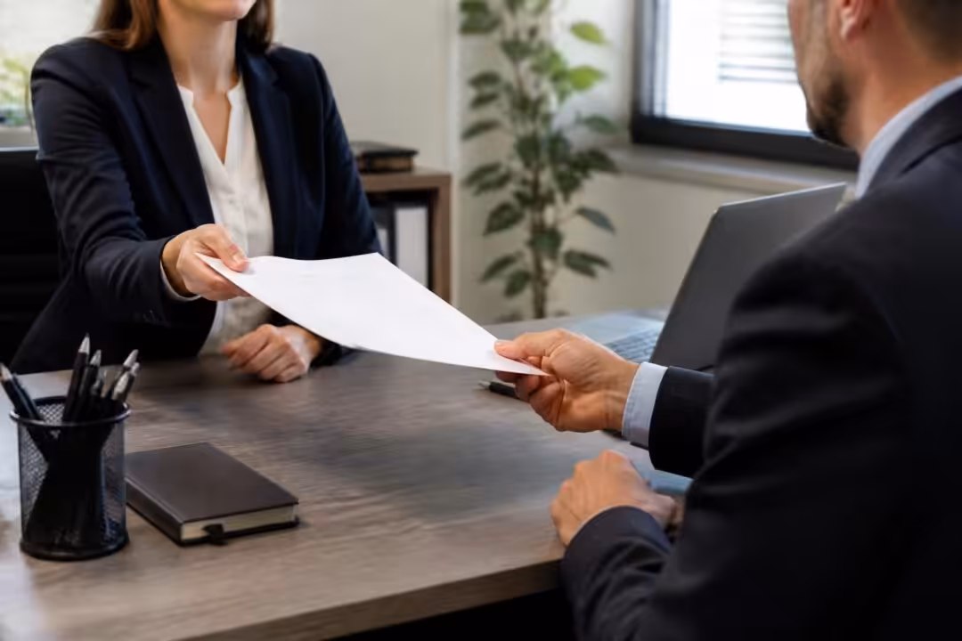 découvrez les obligations de l'employeur concernant la délivrance du certificat de travail selon l'article 72, pour garantir les droits des salariés lors de la rupture du contrat de travail.