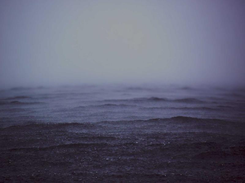 Mer sombre et brumeuse au crépuscule
