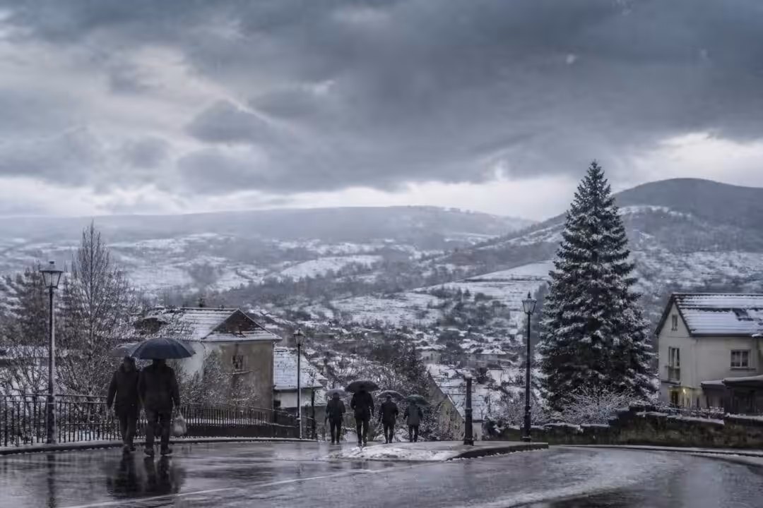 mardi s'annonce froid avec des chutes de neige et des averses prévues dans de nombreuses régions. préparez-vous à un temps hivernal et restez informé des conditions météo.