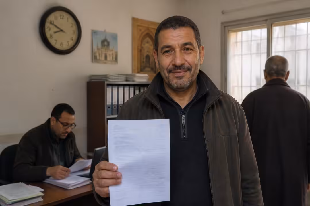 au maroc, un chômeur voit sa dette réduite de 8 496 € à 3 500 € après 42 jours d'attente, mais moins rapide que prévu.