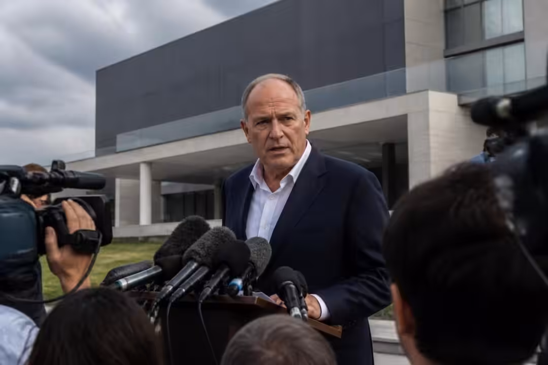 le président de la liga demande la démission du dirigeant de la fifa, créant une nouvelle polémique dans le monde du football.