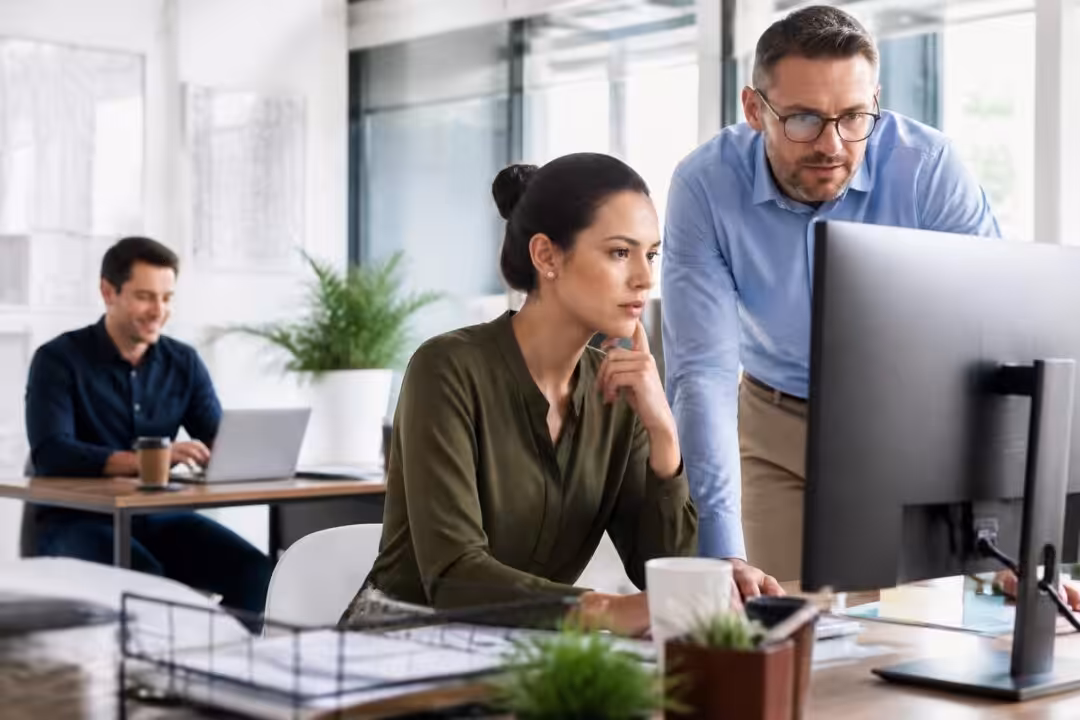 découvrez ce qu'est la micro-gestion, ses impacts sur le travail, et apprenez des stratégies efficaces pour y mettre fin et améliorer la gestion d'équipe.